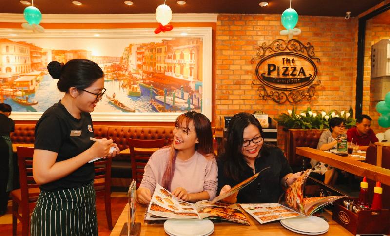 Nhân viên cửa hàng tại Pizza Company hỗ trợ hoạt động trong bếp