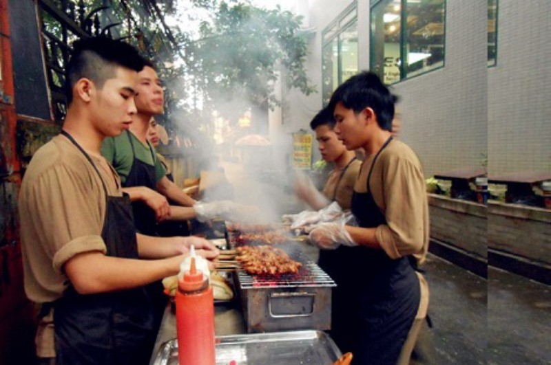 Tìm việc làm phụ quán ăn uy tín, lương cao tại Vieclamnhahang.com 